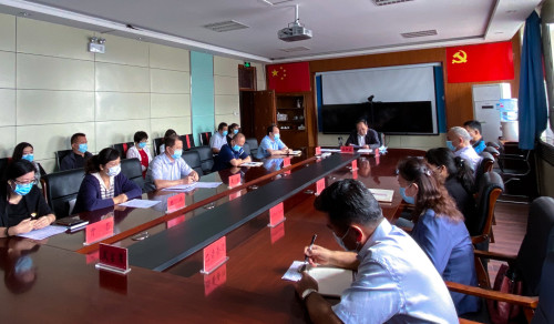 1圖1-校領導和參會教職工一同學習文件精神 1圖1-校領導和參會教職工一同學習文件精神